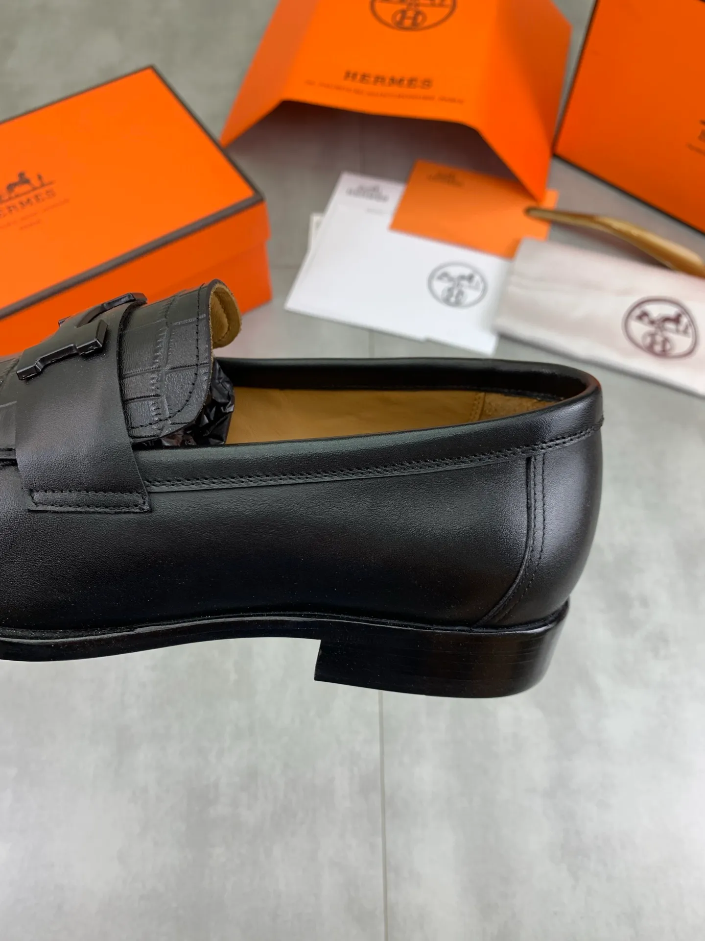 Factory price P980 💰💎💎💎 Original genuine leather outsole Brand: Hermès Grade: Same as the official website Original quality materials: Original soft calfskin Water-dyed cowhide lining Original Italian genuine leather outsole Style categories: Men's fashion Formal casual leather shoes Slip-on men's shoes series Young fashion European and American trends British style Code number: 39-45 (38.46 can be customized)